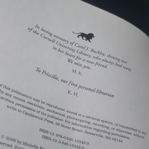 THE Library lion softcover book - Picture 4 of 5